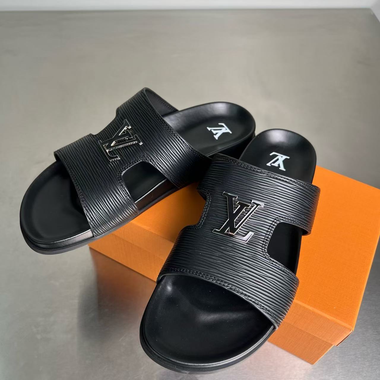 20250414 LV 2025 潮流休閒時尚拖鞋 海外原單免稅平行輸入 歐美代購 台北101專櫃官網同步在售