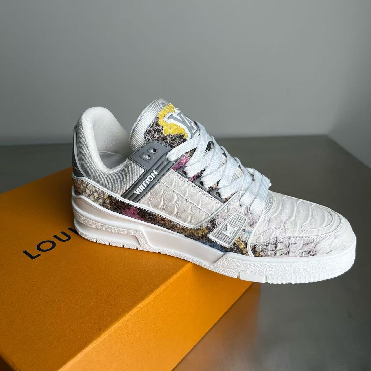 20250428 LV 潮流休閒時尚運動鞋 海外原單免稅平行輸入 歐美代購 台北101專櫃官網同步在售 3色